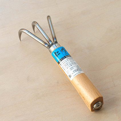 01 tokyo tools tomita ruční kořenové hrábě nisaku